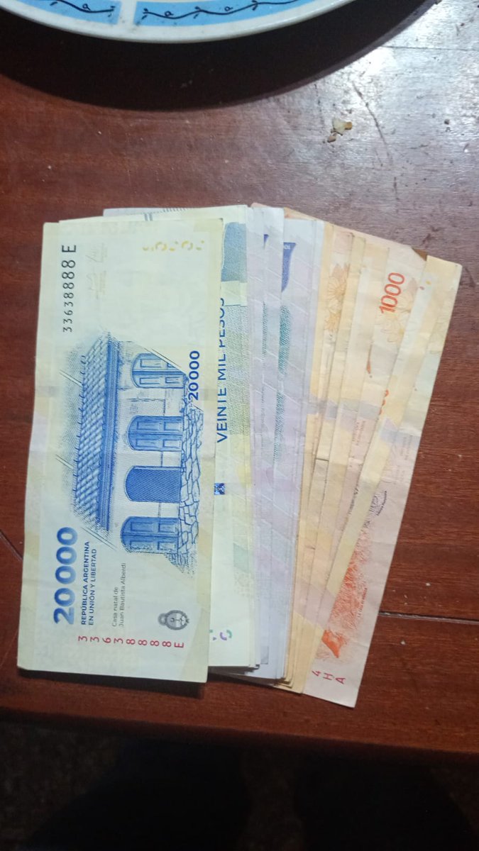 <a href="/luabt85/">Lucía 🪷</a> Mi nombre es Edgardo Alessio y soy Peronista. Ofrezco $ 100.000.- pesos Cash a quien pueda darnos datos certeros sobre la identidad del LIBERTARIO que amenazó a nuestra compañera y sus hijas. Es sin vueltas. Mis mensajes están abiertos. El Peronismo abre temporada de caza.
