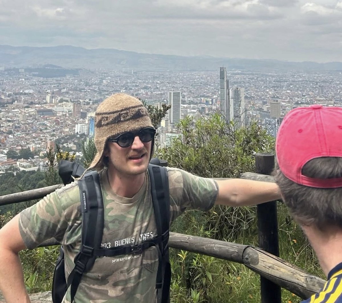 Yo: Diosito si no es para mí, muéstrame a Steve Harrington subiendo Monserrate.

El Steve Harrington: