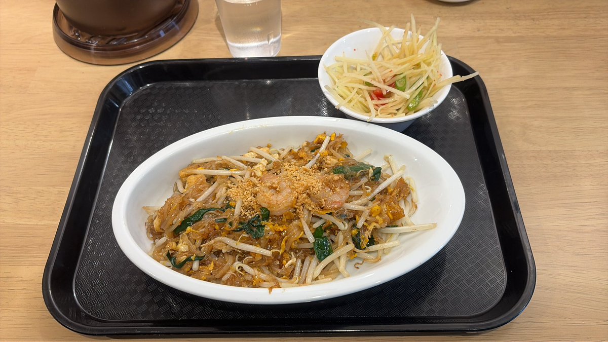 Giabbit3026's tweet photo. パッタイとソムタムがお手頃価格で食べられるタイテン屋(新宿)    おちょし(旅YouTuber)が食べに来てたから来店 https://t.co/pJycDM6F1L