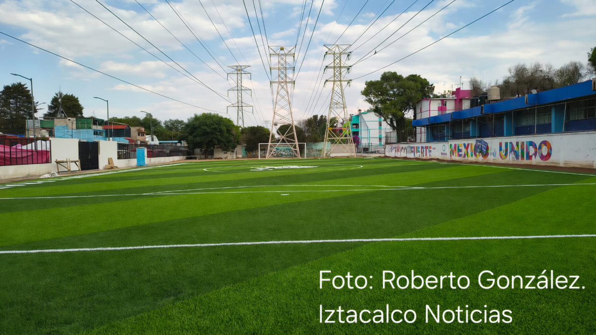 iztacalconews's tweet image. Otra cancha que sufrió un cambió radical es la que está en la Unidad #Infonavit y el último día del año se juega el popular y concurrido "tochito".

Antes era un espacio de tierra, hoy se ve así.