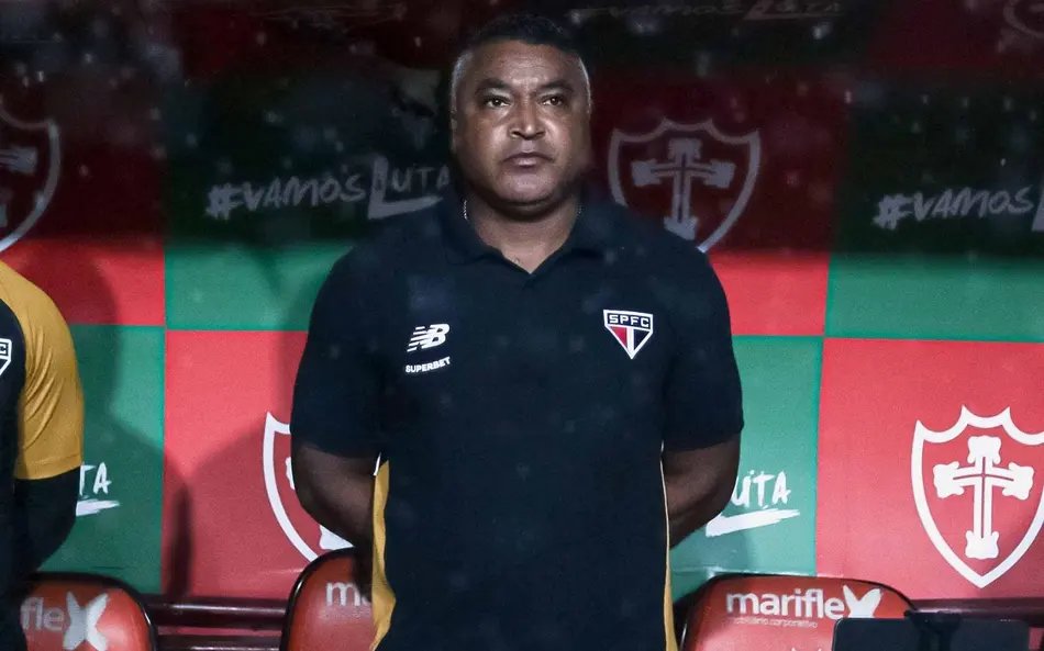 O São Paulo tá com as características do Roger Machado, de muita posse, domínio, mas sem efetividade.

O elenco tem limitações, mas é preciso achar saídas, e não travar o time nesse esquema que não flui. Eram dois jogos tensos, bem verdade, mas time decepcionou!