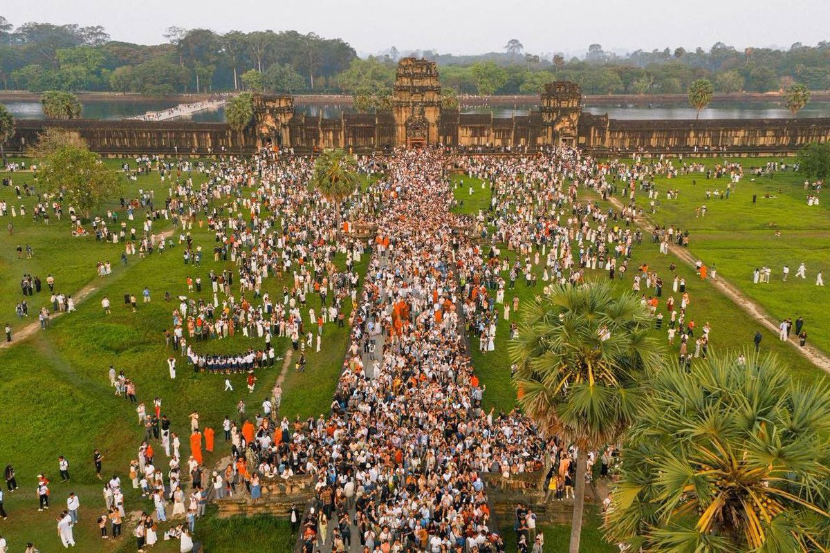 Sophyron_Neth's tweet image. 📣 [Large Number of Tourists Gather at Angkor Wat Temple to Witness the Spectacular Sunrise from the Central Temple]

#2times Per Year: 
#Frist, March 21-22-23 
#Second, September 21-22-23

📍 Siem Reap, Cambodia 🇰🇭
