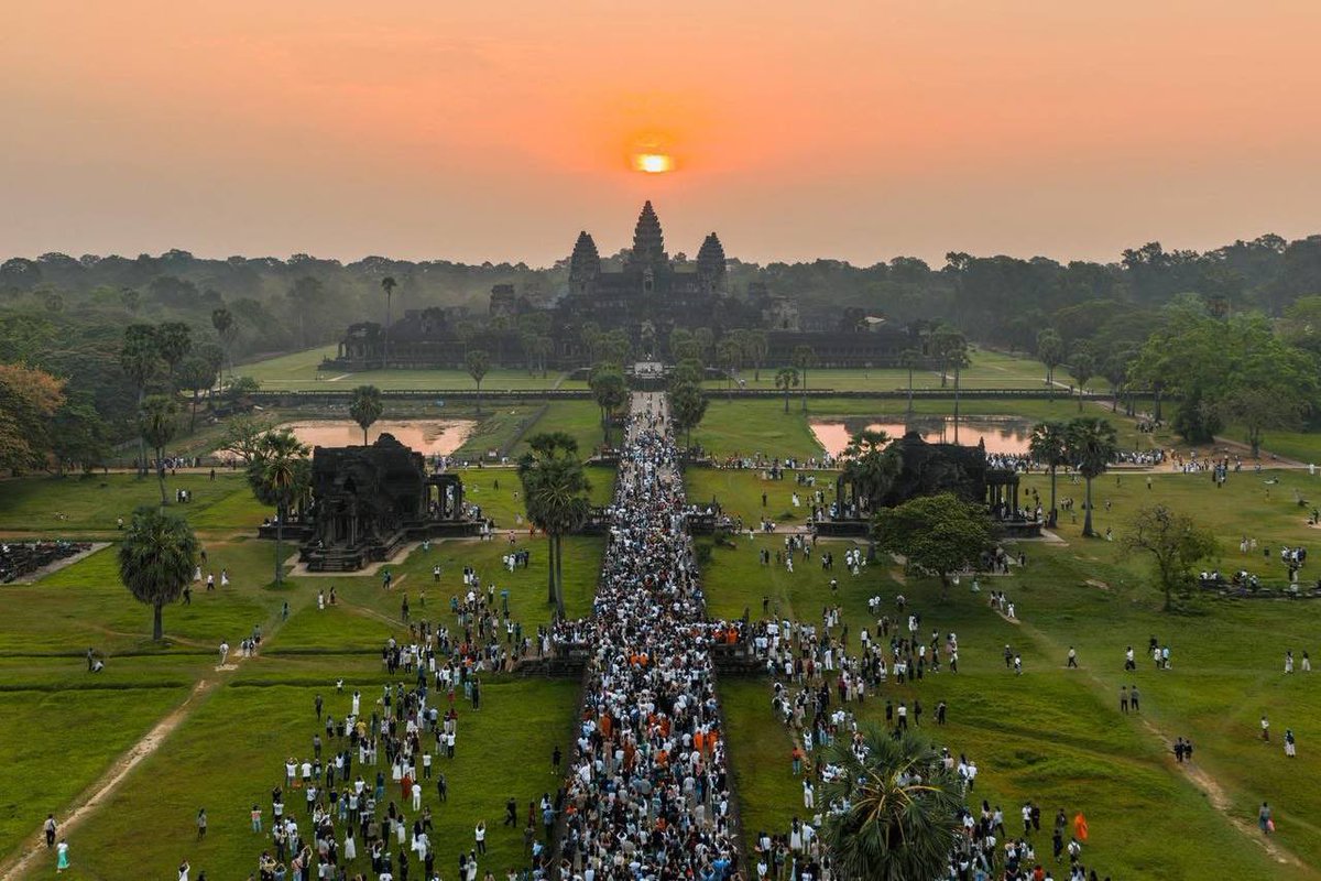 Sophyron_Neth's tweet image. 📣 [Large Number of Tourists Gather at Angkor Wat Temple to Witness the Spectacular Sunrise from the Central Temple]

#2times Per Year: 
#Frist, March 21-22-23 
#Second, September 21-22-23

📍 Siem Reap, Cambodia 🇰🇭