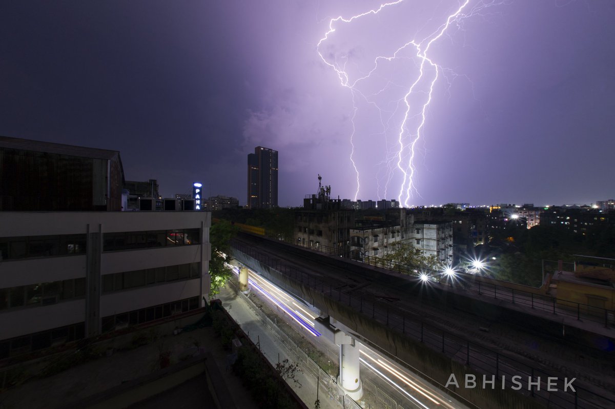 KolCloudChasers's tweet image. ⛈️ Storm season kicks off!
Western Disturbance → massive cloud push → squall line across Nepal–India–Bangladesh.
South Bengal turns unstable, #Kolkata sees #Lightning
.
📷 - @SaigalAbhishek 
.
#KolkataCloudChasers @StormHour