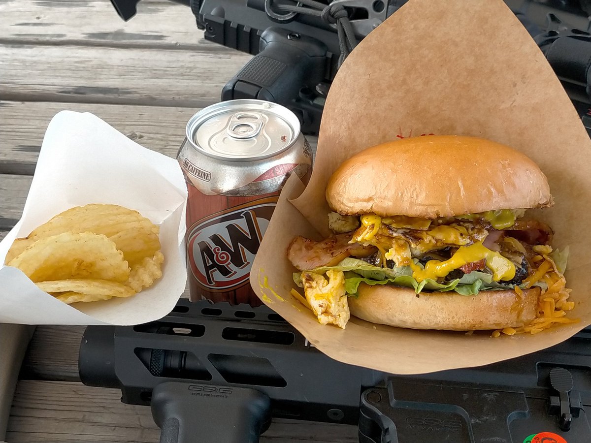 ShioKroom7114's tweet photo. 今日のサバゲーランチは
POLICEKITCHENのCRAZYMEETバーガー
だよ〜💖
#POLICEKITCHEN https://t.co/36Uxf1OLtb