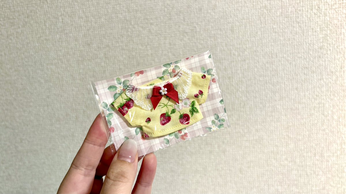 雛菊さん（<a href="/sunflower8daisy/">雛菊@春コミ/南2し29b</a> ）
花苺のシャツの黄色をお迎えさせていただきました！
この季節にぴったりすぎて、お品書き見て即決してました！襟かわいい…

#ゆびまほ_お迎え報告会