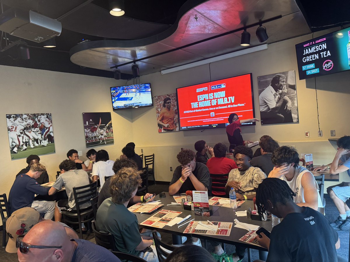 TeamFullGorilla's tweet image. After a long day in the ☀️ the @TeamFullGorilla boys got too cool off watching @MarchMadnessMBB followed by film work, gotta be ready for bracket play🦍🏈💯 #ballers #ifyouballyoullgetthecall #skorillas #gorillawarfare #OAGAAG