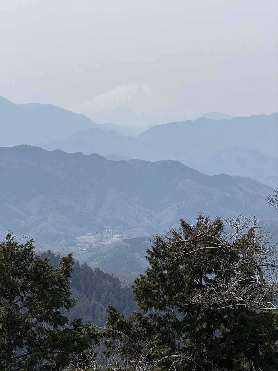 kaitack's tweet photo. 高尾山山頂なう
大山◯
丹沢山◯
蛭ヶ岳◯
大室山◯
富士山◯
ミツ峠山◯
南アルプス×
#高尾山
#takaosan
温度計は日光当たってるので参考 https://t.co/2tUtbYazgj