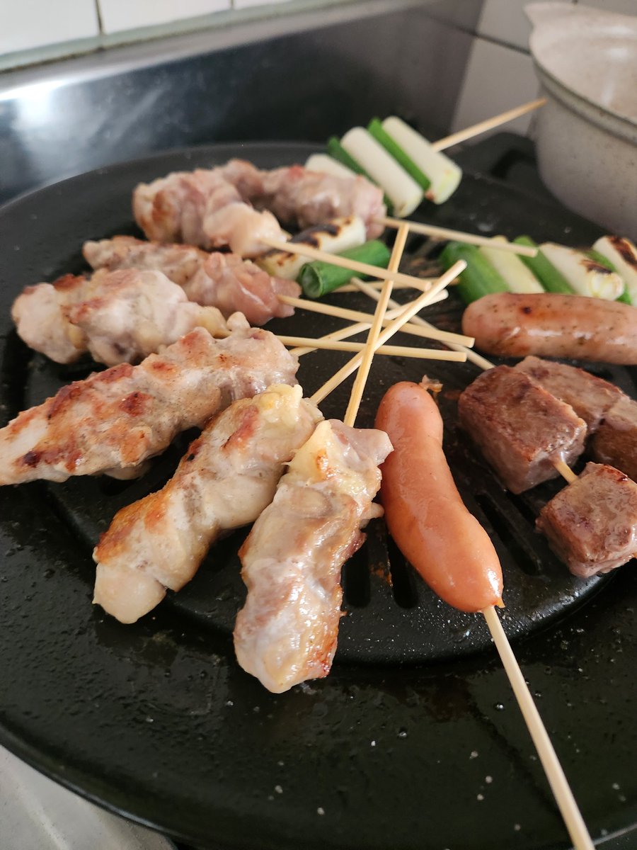 mi_8700_'s tweet photo. 昼間からセルフ足湯しながら焼き鳥焼いてビールしてんの最高すぎ笑 https://t.co/oLwNX7rkoq