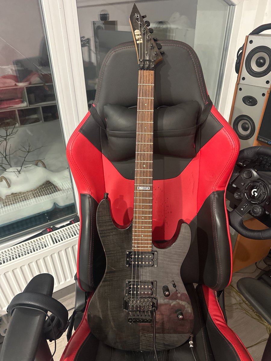 lucyycrop's tweet photo. first love 🎸 https://t.co/nStFBUR0Lp