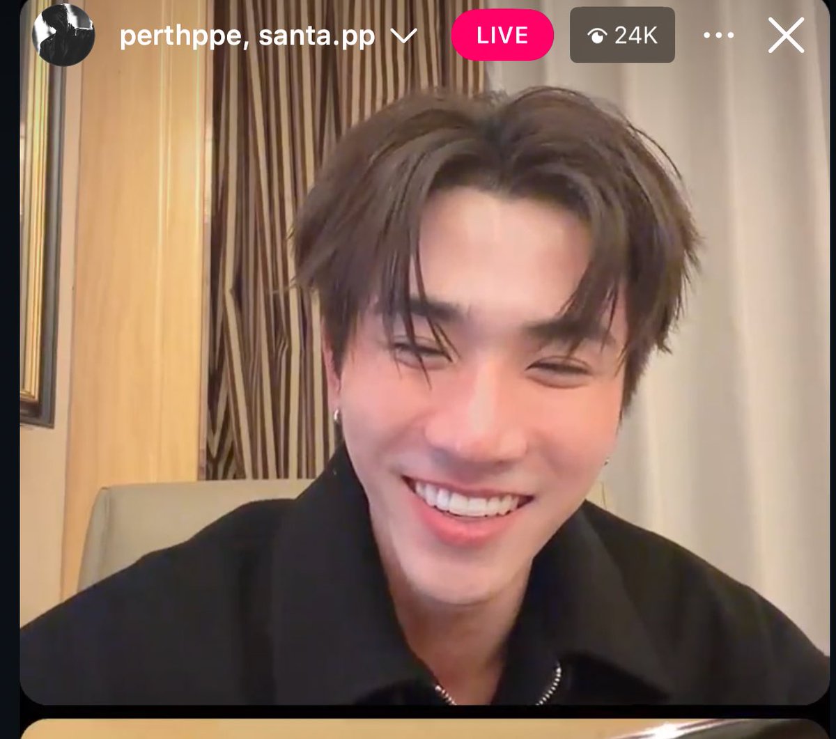 _mixpirapat_'s tweet photo. ystd’s live situation: him smiling widely (i could barely see his eyes) the moment tata joined his live 
#perthtanapon #kdppe #perthsanta #perthppe https://t.co/yR2a2aiTtJ