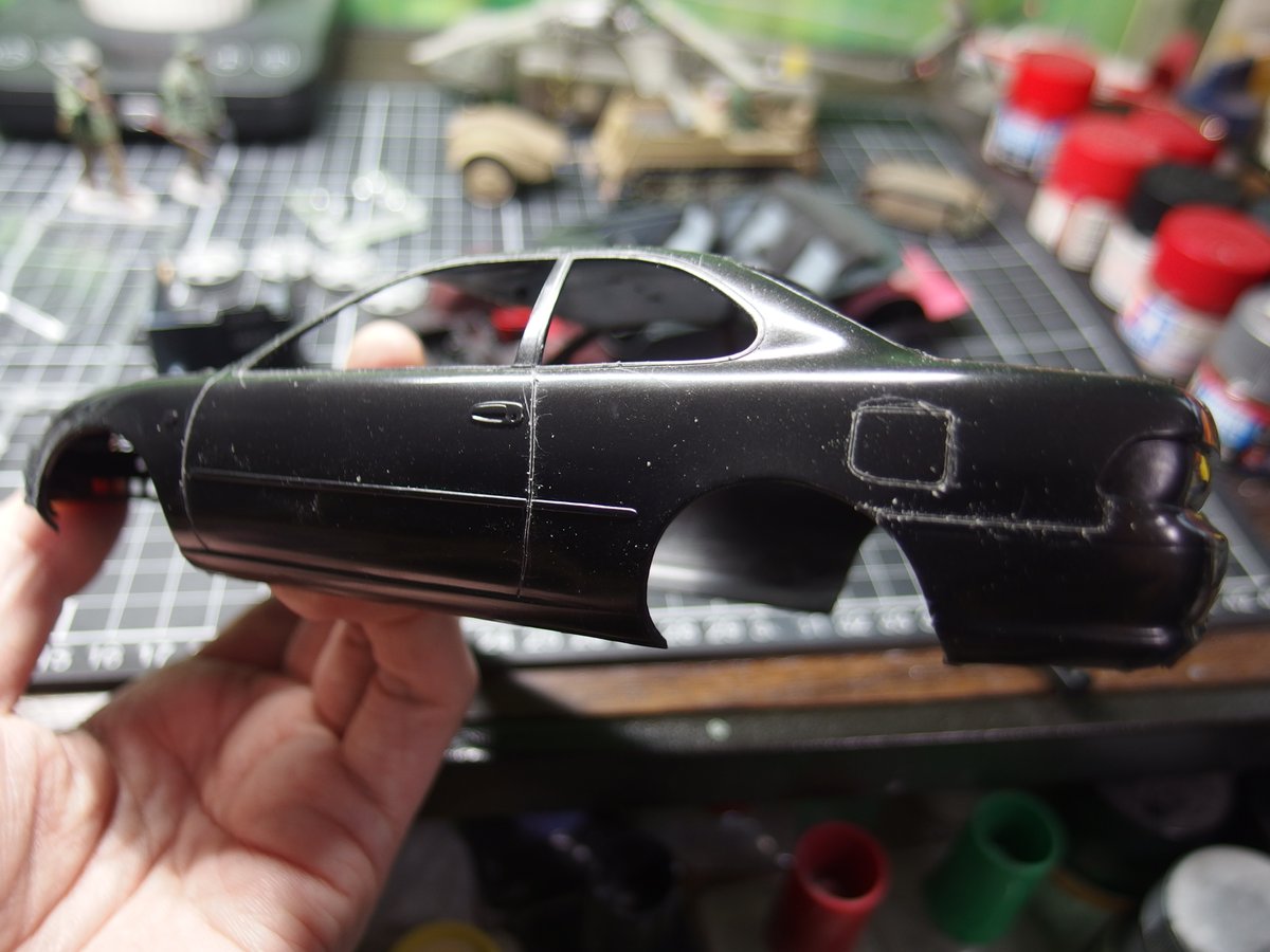 unagi8241's tweet photo. (,゜_Ｊ゜) こんにちは。ハセガワのAE101レビンです。内装を組み立ててデカール貼って地味な作業を片付けてから、ボデーに移りました。ちょっと凄いボデーです。溝が、ほぼ無いです。(￣д￣;)　とりあえず溝を彫ってます。　#ハセガワ　#AE101 https://t.co/V5bHDrYEXL