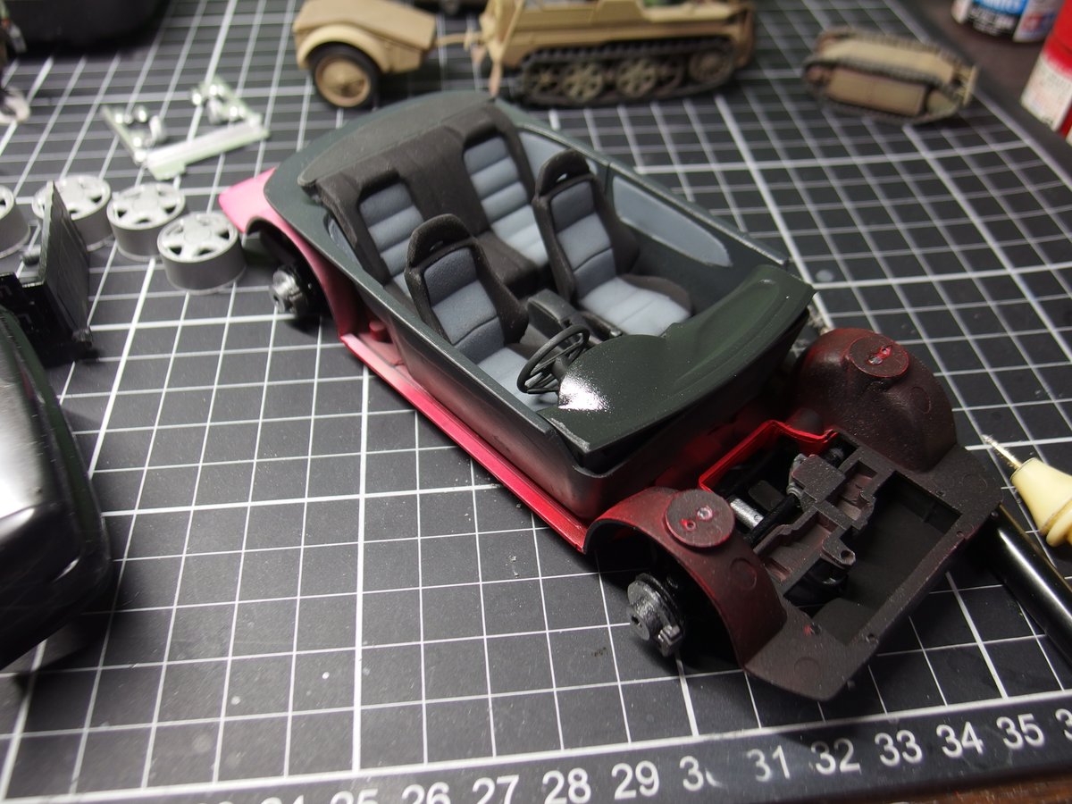 unagi8241's tweet photo. (,゜_Ｊ゜) こんにちは。ハセガワのAE101レビンです。内装を組み立ててデカール貼って地味な作業を片付けてから、ボデーに移りました。ちょっと凄いボデーです。溝が、ほぼ無いです。(￣д￣;)　とりあえず溝を彫ってます。　#ハセガワ　#AE101 https://t.co/V5bHDrYEXL