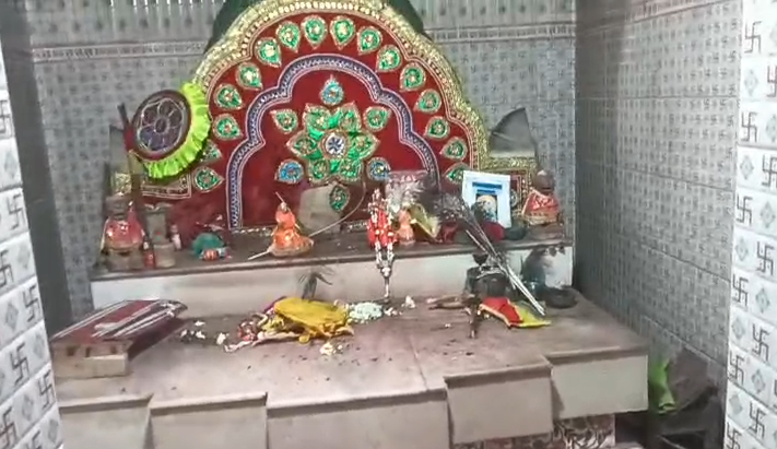 ArgusNews_in's tweet image. #Puri I Thieves steal valuables from a 100‑year‑old temple in #Pipili. Donation boxes and trunks at Radhamohan Deb Temple in Nuashasan Panchayat, Patanasahi were broken open. Silver crown, gold bangles, brass throne, and silver utensils looted. Pipili Police investigation