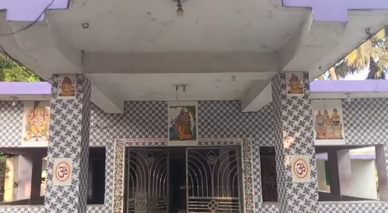 ArgusNews_in's tweet image. #Puri I Thieves steal valuables from a 100‑year‑old temple in #Pipili. Donation boxes and trunks at Radhamohan Deb Temple in Nuashasan Panchayat, Patanasahi were broken open. Silver crown, gold bangles, brass throne, and silver utensils looted. Pipili Police investigation