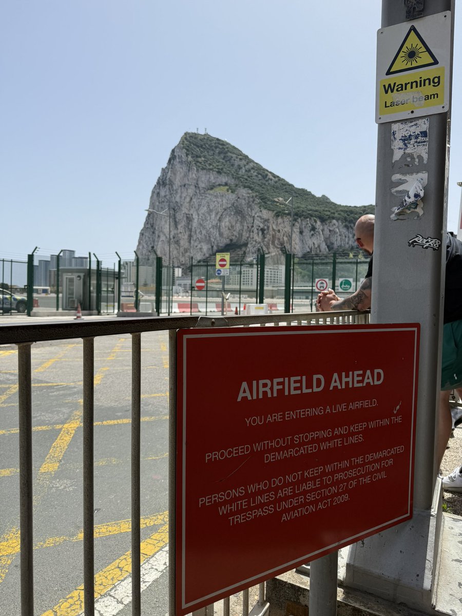 jack_pelini's tweet photo. @xAviation It’s pretty unique. We walked across just before they closed the crossing for a British Airways flight to make its landing. https://t.co/VuVaCVSGYK