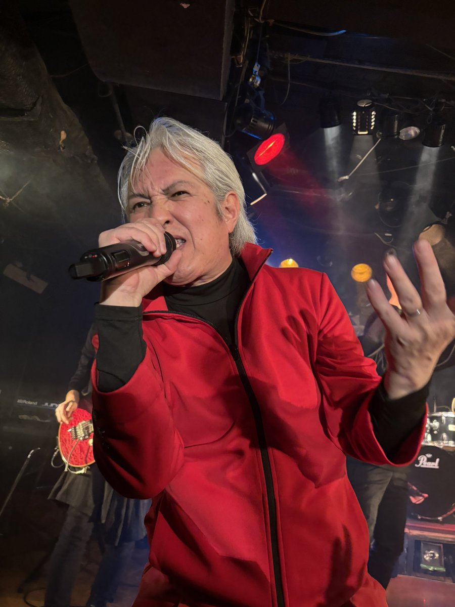 poooh0619's tweet photo. 昨日は大好きなヒムロッカーさんの60th Birthday LIVEにお邪魔してきました！
60を超えて３バンドを掛け持ち、1日で30曲以上を歌い上げる体力と喉…どうなってるんでしょうかꉂ🤣𐤔
お身体は大事にしながらも、まだまだ魅せてくださいね❣️
Happy Birthday HIMURØCKER！ https://t.co/h29kg6SpbX