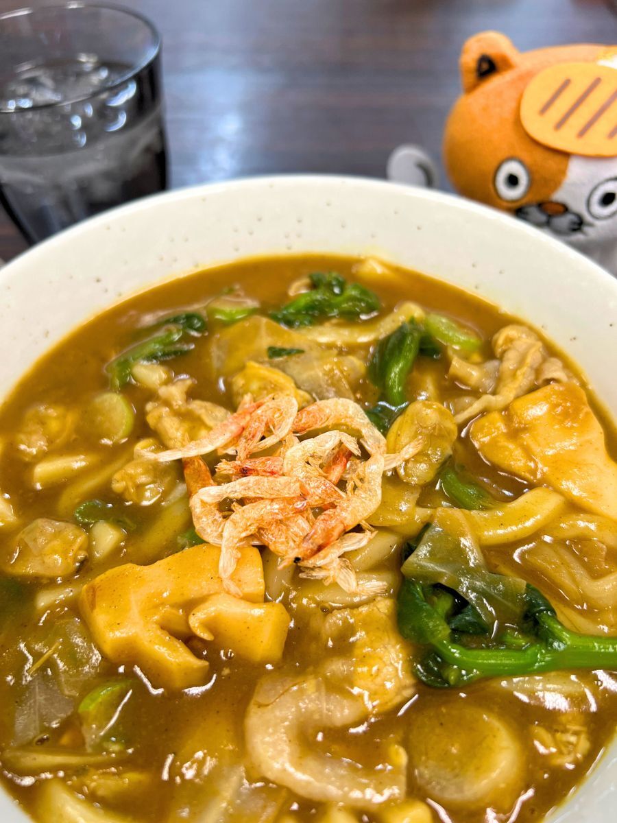 curryichibanya's tweet photo. 中の人レベルになると、こーんな組み合わせも思いついちゃうんだなっ🎶

🌸 #カレーうどん ＋ #桜えびとあさりの春野菜カレー 🌸

カレーうどん特有の「和風ダシ」が効いた絶妙なスープ。
そこに、かつお節と炊いたタケノコの「和のやさしい風味」が合流……。

【和 × 和】の組み合わせ、合わないわけがないんです🤝✨

春の旨みがスープに溶け出して、最後の一滴まで飲み干したくなる！
残ったスープにライスをINするのもおすすめ✨

カレーうどん取り扱い店舗にお越しの際は、
「禁断の春カスタム」をぜひ試してみてください！🍜🌸

「この組み合わせ、試してみたい👏」と思ったら【🌸】をリプライで！