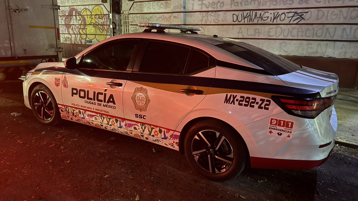 21Woodrow's tweet photo. @UCS_GCDMX Los vecinos de la calle de Chihuahua en la colonia Roma hemos solicitado en múltiples ocasiones a los elementos de la @PBI_SSC asignados a lo que fue la casa de transición de AMLO que no utilicen las sirenas cuando realicen maniobras, sin éxito. Es posible hacer algo? https://t.co/1rn4RoQIcW
