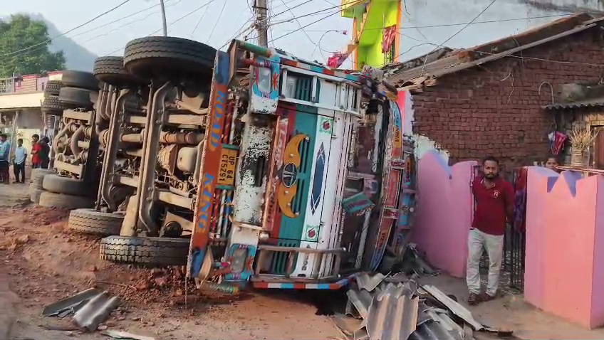 otvkhabar's tweet photo. #୩_ଘର_ଉପରକୁ_ମାଡ଼ିଗଲା_ଟ୍ୟାଙ୍କର
-ମୁନିଗୁଡ଼ା: ଭାରସାମ୍ୟ ହରାଇ ରାସ୍ତାକଡ଼ ୩ ଘର ଉପରକୁ ମାଡ଼ିଗଲା ଟ୍ୟାଙ୍କର
-କନକ ପରମେଶ୍ଵରୀ ମନ୍ଦିର ନିକଟରେ ଭୋର୍ ସମୟରେ ଦୁର୍ଘଟଣା
-ବିଶାଖାପାଟଣାରୁ ଝାରସୁଗୁଡ଼ା ଯାଉଥିବା ବେଳେ ଦୁର୍ଘଟଣା
-ଭାଙ୍ଗିଗଲା ଘର କାନ୍ଥ ଓ ଆଜବେଷ୍ଟସ୍; ଅଳ୍ପକେ ବର୍ତ୍ତିଲେ ୩ ପରିବାର
#Muniguda #TankerCrash #Accident #TankerHitsHouses #OTV