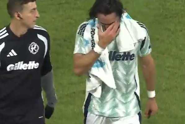 Leonardo Campana sufrió una lesión en el tobillo hoy. Salió del campo entre lágrimas en la MLS. Ingresó al minuto 59 en el New England Revolution y salió al 78. Leo Campana busca un puesto en La Tri para el Mundial y está convocado para los amistosos de esta fecha FIFA.