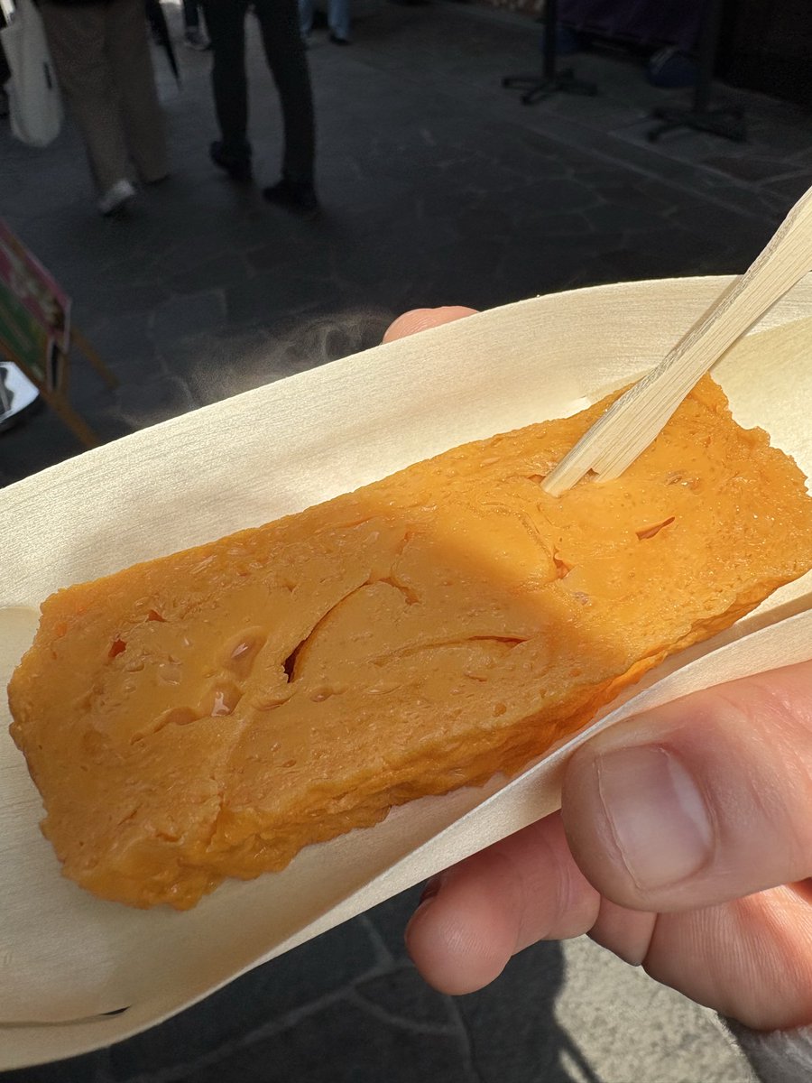 aosan_'s tweet photo. 豊洲　千客万来にて食べ歩きなう。

丸武さんの卵焼き（プレミアム）
越後屋助五郎さんの焼き鮎

・・・を、まずは頂きました。

人生初の鮎❣️
塩味が効いていて美味しかったです🤗 https://t.co/tMaPMzGqn7
