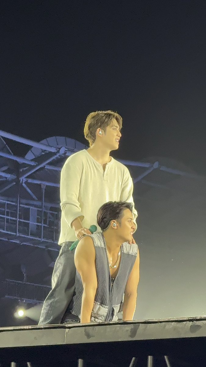 elle 🌷 saw txt and svt again tweet media