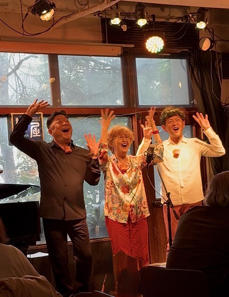 金曜日の中目黒『楽屋』BREEZEライブ、たくさんのお客様にお越しいただきありがとうございました😊
会場全員で歌った「Smile」
本当に素敵でした❣️✨