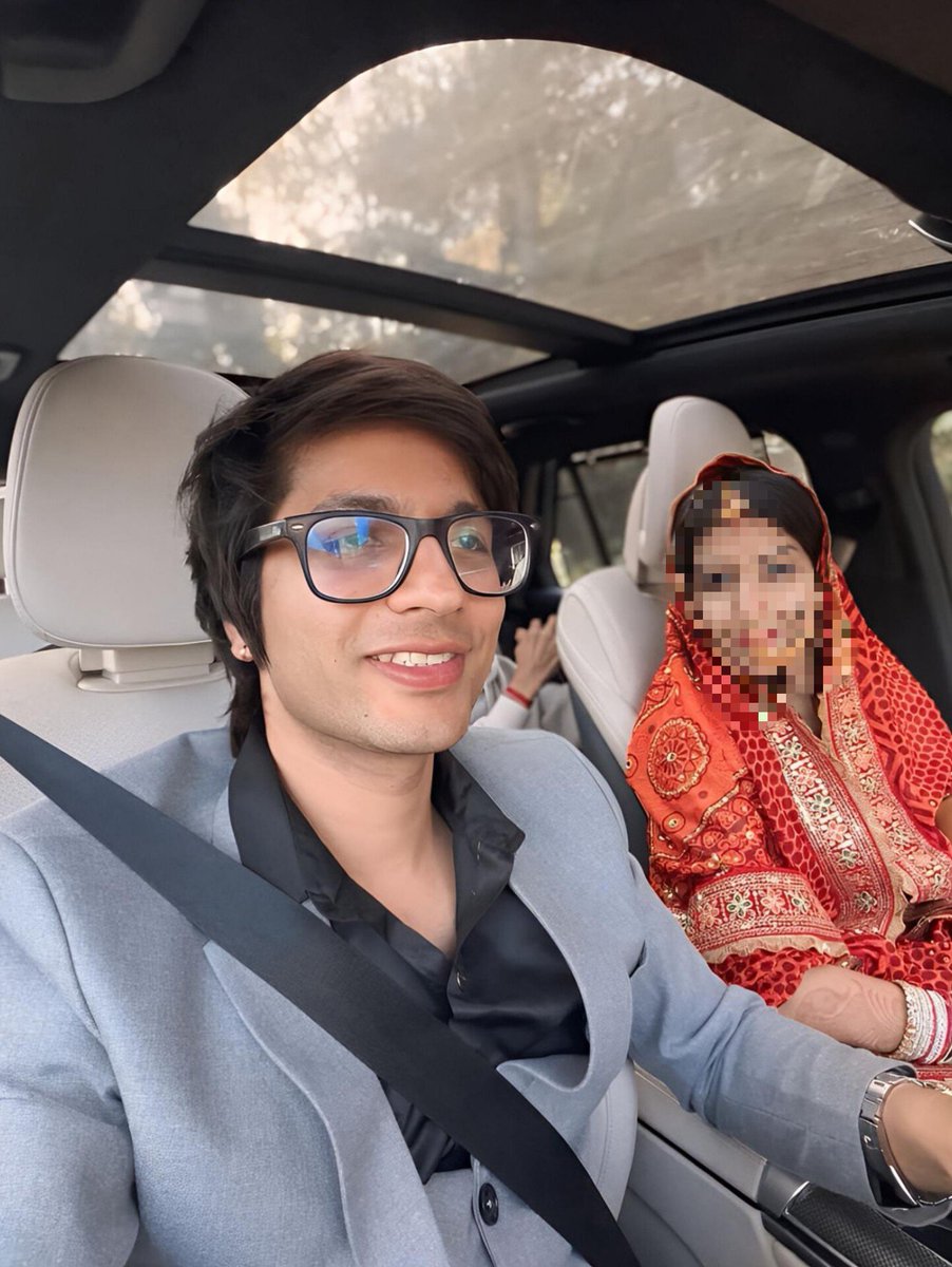 मेहनत कभी बेकार नहीं जाती है!?

मशहूर यूट्यूबर सौरभ जोशी ने उत्तराखंड में एक नया 8-10 करोड़ का घर बनवाया है जो मॉडर्न डिज़ाइन, लक्जरी इंटीरियर, ज्यादा स्पेस, हाईटेक सिस्टम और स्मार्ट सिस्टम चर्चा का विषय बना हुआ है।

कुछ लोग इसको यूट्यूब की कमाई और कुछ लोग इसको लोन??...Show more