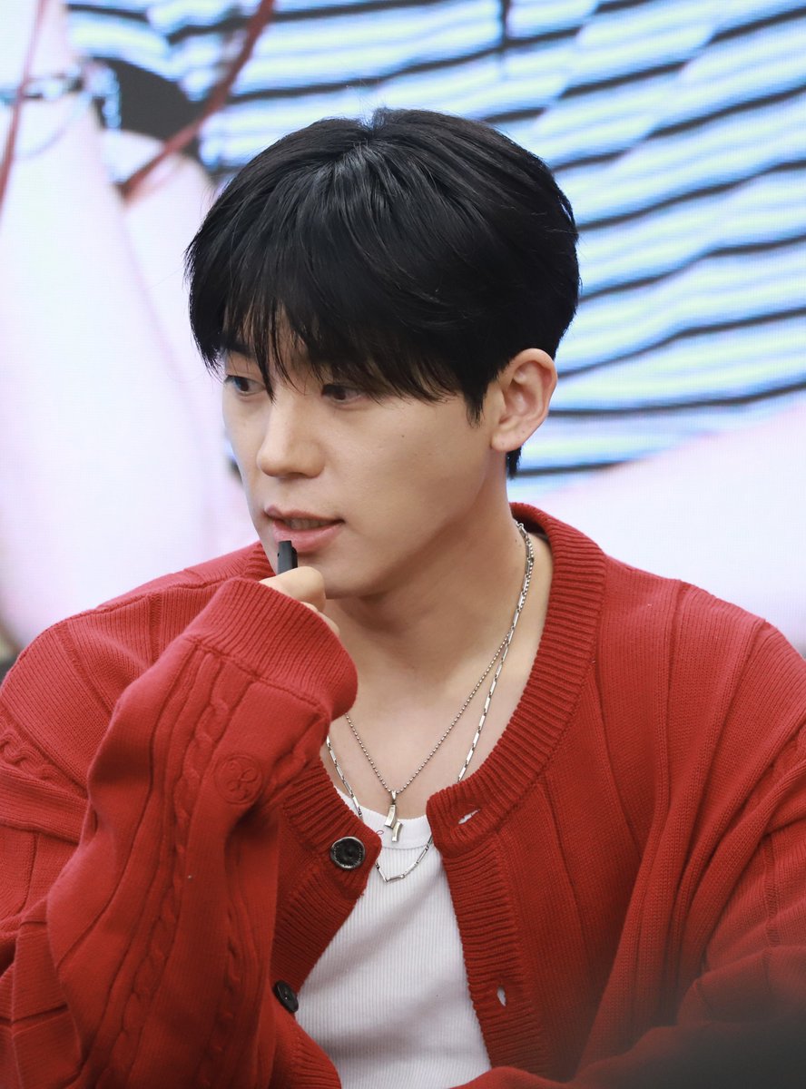 260321 헬로라이브 앵콜팬싸 #틴탑 #창조 #최종현 
진짜 입장하는 최종현보고 넘 잘생겨서 입틀막했슨🫢 최종현이 내 최애라니..............🥰