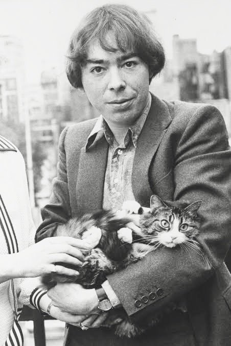 F3hvu6kKTYXcOAF's tweet image. ‘Please, touch me. Don’t let me go. Remember those glorious days in the sunshine. If you touch me, you’ll understand what happiness means.’

#AndrewLloydWebber
#BOTD🎂 

Cat The Musical 1998.
youtu.be/mdBVJbzkoqo?si…