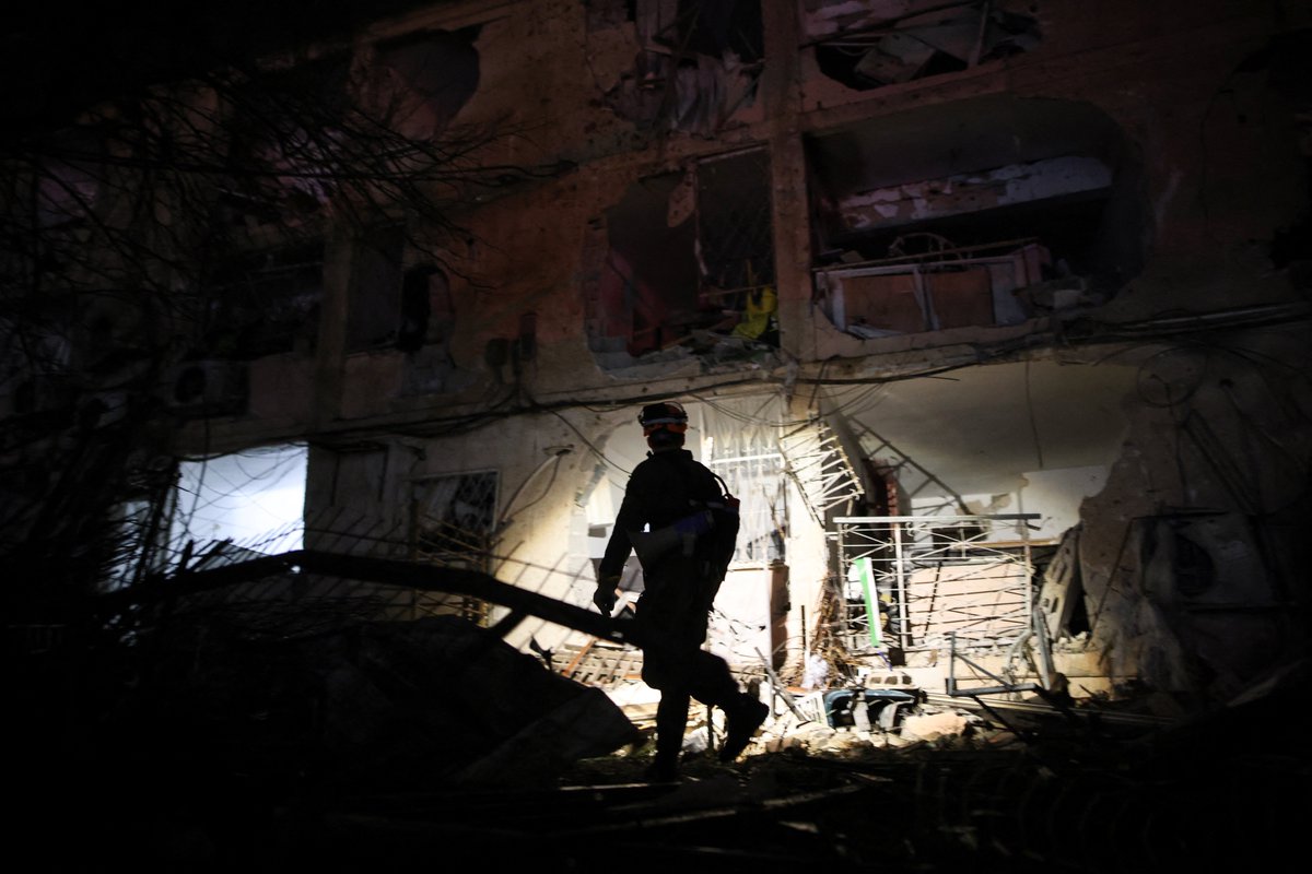 AJENews's tweet photo. At least 70 people are being treated after an Iranian missile strike in Arad, Israeli media report. This includes:

🔸A five-year-old is in serious condition
🔸Eleven moderately injured
🔸Several others sustaining light wounds, per emergency services https://t.co/aGmC1WfL3R