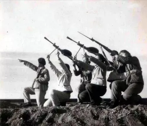 zhu0588's tweet photo. 五六十年代，女民兵的军事训练
1.民兵利用苏联援助的DP-26机枪进行防空训练
2.利用民24式重机枪防空的女民兵
3.民兵在摩托车上训练射击 https://t.co/4XyJmmcQOy