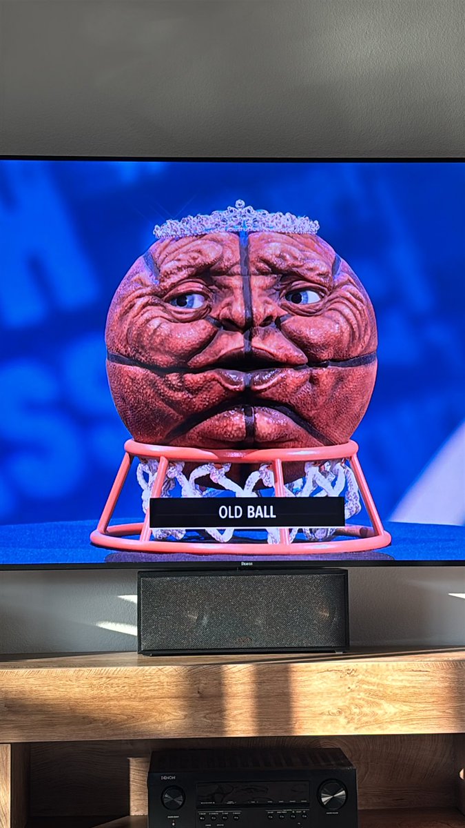 What the hell is this creepy shit???? #MarchMadness <a href="/CBSSports/">CBS Sports</a>