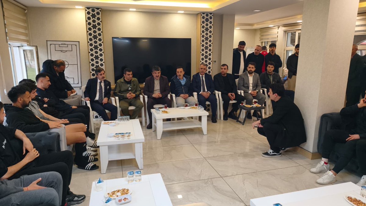 Bu akşam Milletvekilimiz Sayın Ferhat Nasıroğlu’yla birlikte Petrolspor’umuzun değerli futbolcularını, teknik heyetini ve yönetimini ziyaret ettik. Samimi sohbetimizde gördük ki takımda çok güçlü bir inanç ve kararlılık var.

Petrolspor’un bu azmi ve birlik ruhu, şehrimize büyük