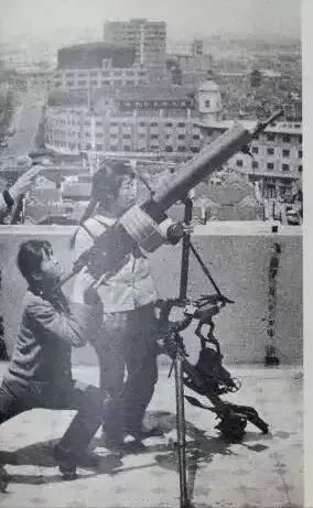 zhu0588's tweet photo. 五六十年代，女民兵的军事训练
1.民兵利用苏联援助的DP-26机枪进行防空训练
2.利用民24式重机枪防空的女民兵
3.民兵在摩托车上训练射击 https://t.co/4XyJmmcQOy