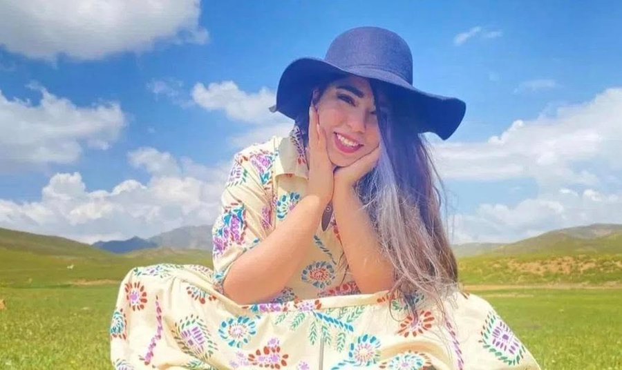 سه بازداشتی خانم کادر درمان در کرمان داریم. تا جایی که میدونم حدود یک هفته پیش تمام خانمهای بازداشتی دی ماه در کرمان به قید وثیقه آزاد شدن، اما چون صد درصد خبر قطعی ندارم اسامیشون رو اینجا تکرار میکنم.  
15- خانم #صالحه_سالاری، ماما
16- خانم #سمانه_حسینی‌مقدم، روان درمانگر
17-