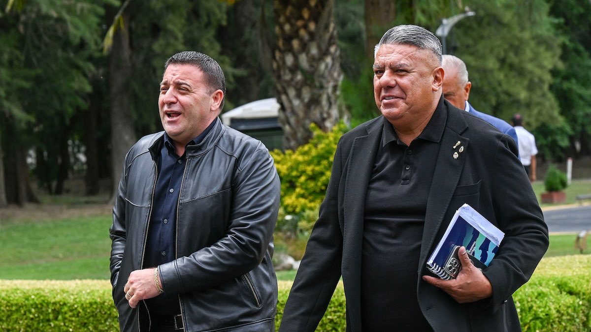 ¡PORTAZOS EN AFA, PABLO TOVIGGINO ENOJADO CON ZUNINO!

Se filtró un audio del tesorero de afa enojado a los gritos, testigos afirman que volaron objetos, toviggino a los gritos contra zunino porque no acató las órdenes de perjudicar a newells. La lepra disputaba un partido clave