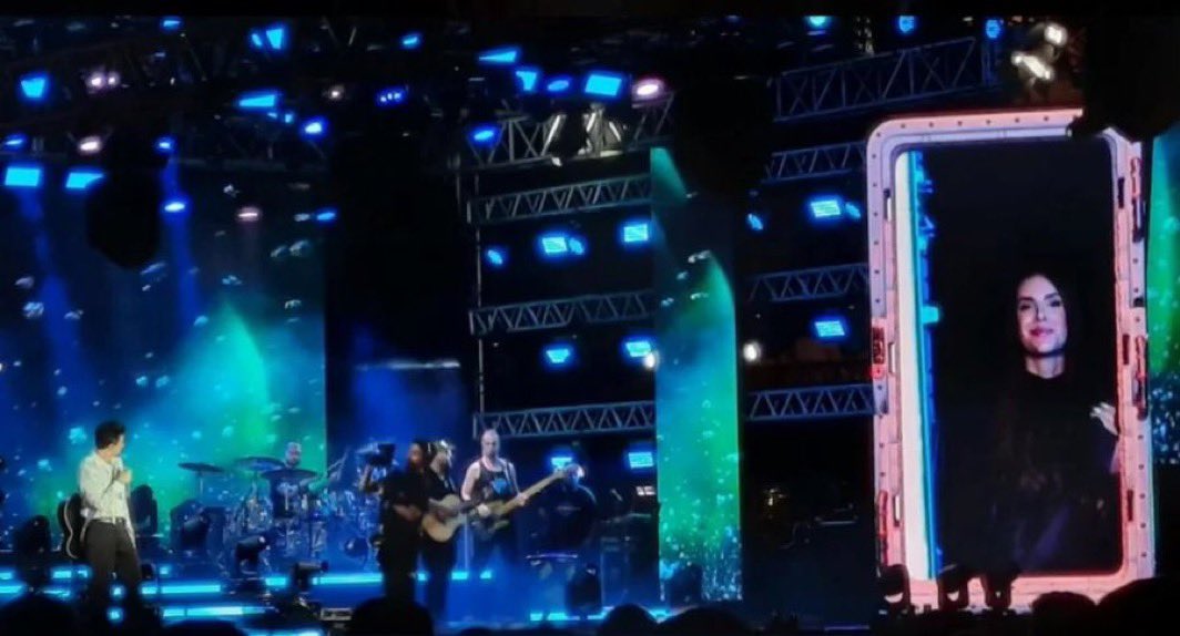 Ele admirando o amor da vida dele no telão 😭