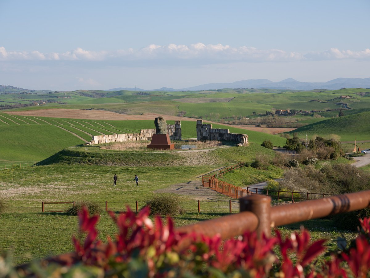 GiacomoPh's tweet photo. Immerso tra le dolci colline toscane, il Teatro del Silenzio è un luogo dove la natura incontra l’arte in modo unico.
Il silenzio diventa protagonista per gran parte dell’anno, fino a trasformarsi in pura emozione durante gli eventi che lo riportano in vita. #teatrodelsilenzio https://t.co/htyeAR9Yxe