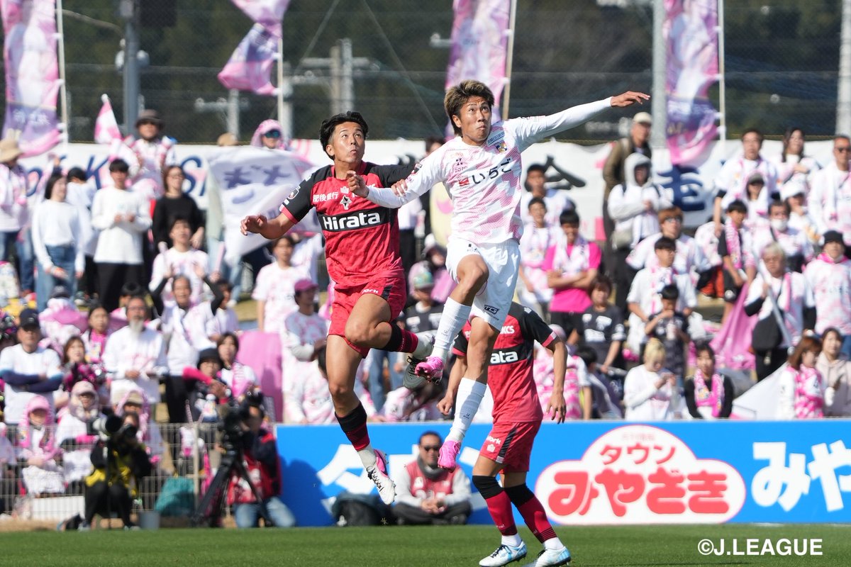 roassoofficial's tweet photo. 明治安田J2・J3百年構想リーグ
地域リーグラウンド第7節
#ロアッソ熊本 0-1 テゲバジャーロ宮崎

宮崎まで駆けつけいただき、ビジター側を赤く染め、最後まで応援してくださった皆さま、それぞれの場所から応援してくださった皆さま、力強い応援をありがとうございました。

闘志あふれるプレーで激しい攻防が続いた九州ダービー🔥
終盤まで粘り強く戦いましたが、後半43分に失点。悔しい完封負けとなりました。
顔を上げ、次戦に向けて最善の準備を尽くします。

#片野坂知宏 監督💬
3連休の中日、そして近県のテゲバジャーロ宮崎さんを相手に、そして九州ダービーということで、ロアッソ熊本のファン・サポーターもたくさん宮崎まで足を運んでいただき、本当にいつも変わらない応援、最後まで声を枯らして後押ししていただき、本当に感謝してます。
まずその応援に結果で応えることができなく、3連敗となりました。

初スタメンのルーキー #那須健一 選手💬
相手も連勝してるなか、初スタメンということもあり、結構気合入っていい緊張感で試合に臨めたと思います。
今日の試合は自分は正直あまり何もできなくて、結構悔しかったです。

地元・宮崎でのプレーとなった #半代将都 選手💬
地元宮崎でプロサッカー選手として、こういう舞台に立てて、今日はスタメンで出場できて、すごく嬉しい気持ちがありましたし、宮崎が6連勝しているなかでモチベーション高く、今日その連勝を止めるぞという気持ちで入りましたが、このような結果となり、すごく残念な気持ちです。

初スタメンでJデビューとなったルーキー #薬師田澪  選手💬
多くのファン・サポーターの方々が宮崎まで足を運んでくださって、非常に感謝の気持ちがありますし、自分自身はＪリーグ初スタメンで出場するなかで、最高のパフォーマンスを出して、勝って熊本に帰りたかったですが0-1で負けましたが、次の試合に向けて切り替えて良いサッカーをやっていきたいと思います。

#根岸恵汰 選手💬
チームがなかなか良い流れにのっていないなかで、自分がスタメンに入って何かひとつ変えようと思って、球際の部分など良い流れに変えるために意識してプレーしました。

片野坂監督・選手コメント全文は公式サイトをご覧ください。
👉https://t.co/Gjd5X1QqDy

次節はホームゲーム
「ARkiaサンクスマッチ」
🏆明治安田J2・J3百年構想リーグ 第8節
🆚 鹿児島ユナイテッドFC
🗓 3/29 13:00キックオフ
🏟 えがお健康スタジアム

皆さまのご来場をお待ちしています。