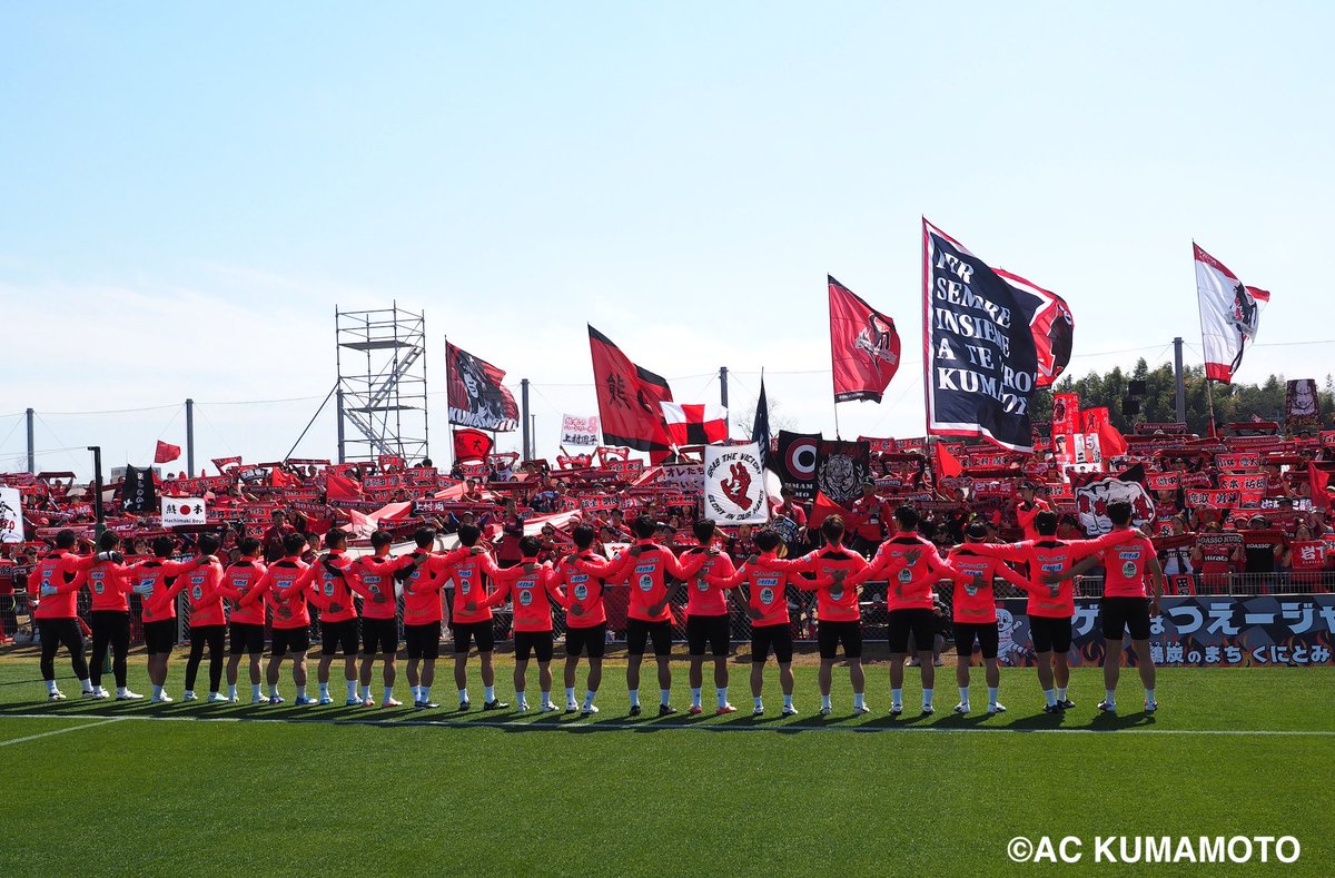 roassoofficial's tweet photo. 明治安田J2・J3百年構想リーグ
地域リーグラウンド第7節
#ロアッソ熊本 0-1 テゲバジャーロ宮崎

宮崎まで駆けつけいただき、ビジター側を赤く染め、最後まで応援してくださった皆さま、それぞれの場所から応援してくださった皆さま、力強い応援をありがとうございました。

闘志あふれるプレーで激しい攻防が続いた九州ダービー🔥
終盤まで粘り強く戦いましたが、後半43分に失点。悔しい完封負けとなりました。
顔を上げ、次戦に向けて最善の準備を尽くします。

#片野坂知宏 監督💬
3連休の中日、そして近県のテゲバジャーロ宮崎さんを相手に、そして九州ダービーということで、ロアッソ熊本のファン・サポーターもたくさん宮崎まで足を運んでいただき、本当にいつも変わらない応援、最後まで声を枯らして後押ししていただき、本当に感謝してます。
まずその応援に結果で応えることができなく、3連敗となりました。

初スタメンのルーキー #那須健一 選手💬
相手も連勝してるなか、初スタメンということもあり、結構気合入っていい緊張感で試合に臨めたと思います。
今日の試合は自分は正直あまり何もできなくて、結構悔しかったです。

地元・宮崎でのプレーとなった #半代将都 選手💬
地元宮崎でプロサッカー選手として、こういう舞台に立てて、今日はスタメンで出場できて、すごく嬉しい気持ちがありましたし、宮崎が6連勝しているなかでモチベーション高く、今日その連勝を止めるぞという気持ちで入りましたが、このような結果となり、すごく残念な気持ちです。

初スタメンでJデビューとなったルーキー #薬師田澪  選手💬
多くのファン・サポーターの方々が宮崎まで足を運んでくださって、非常に感謝の気持ちがありますし、自分自身はＪリーグ初スタメンで出場するなかで、最高のパフォーマンスを出して、勝って熊本に帰りたかったですが0-1で負けましたが、次の試合に向けて切り替えて良いサッカーをやっていきたいと思います。

#根岸恵汰 選手💬
チームがなかなか良い流れにのっていないなかで、自分がスタメンに入って何かひとつ変えようと思って、球際の部分など良い流れに変えるために意識してプレーしました。

片野坂監督・選手コメント全文は公式サイトをご覧ください。
👉https://t.co/Gjd5X1QqDy

次節はホームゲーム
「ARkiaサンクスマッチ」
🏆明治安田J2・J3百年構想リーグ 第8節
🆚 鹿児島ユナイテッドFC
🗓 3/29 13:00キックオフ
🏟 えがお健康スタジアム

皆さまのご来場をお待ちしています。