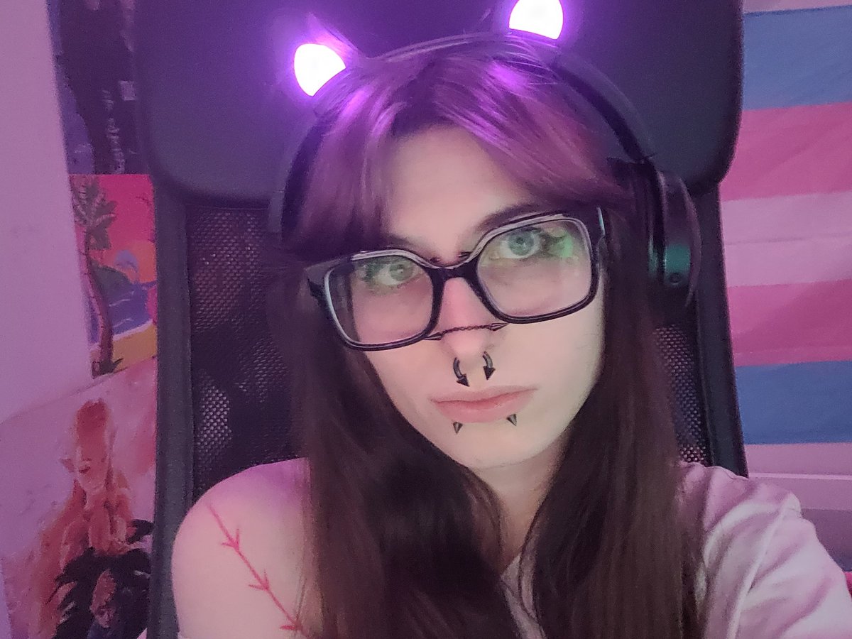 la meuf avec la CE tweet media