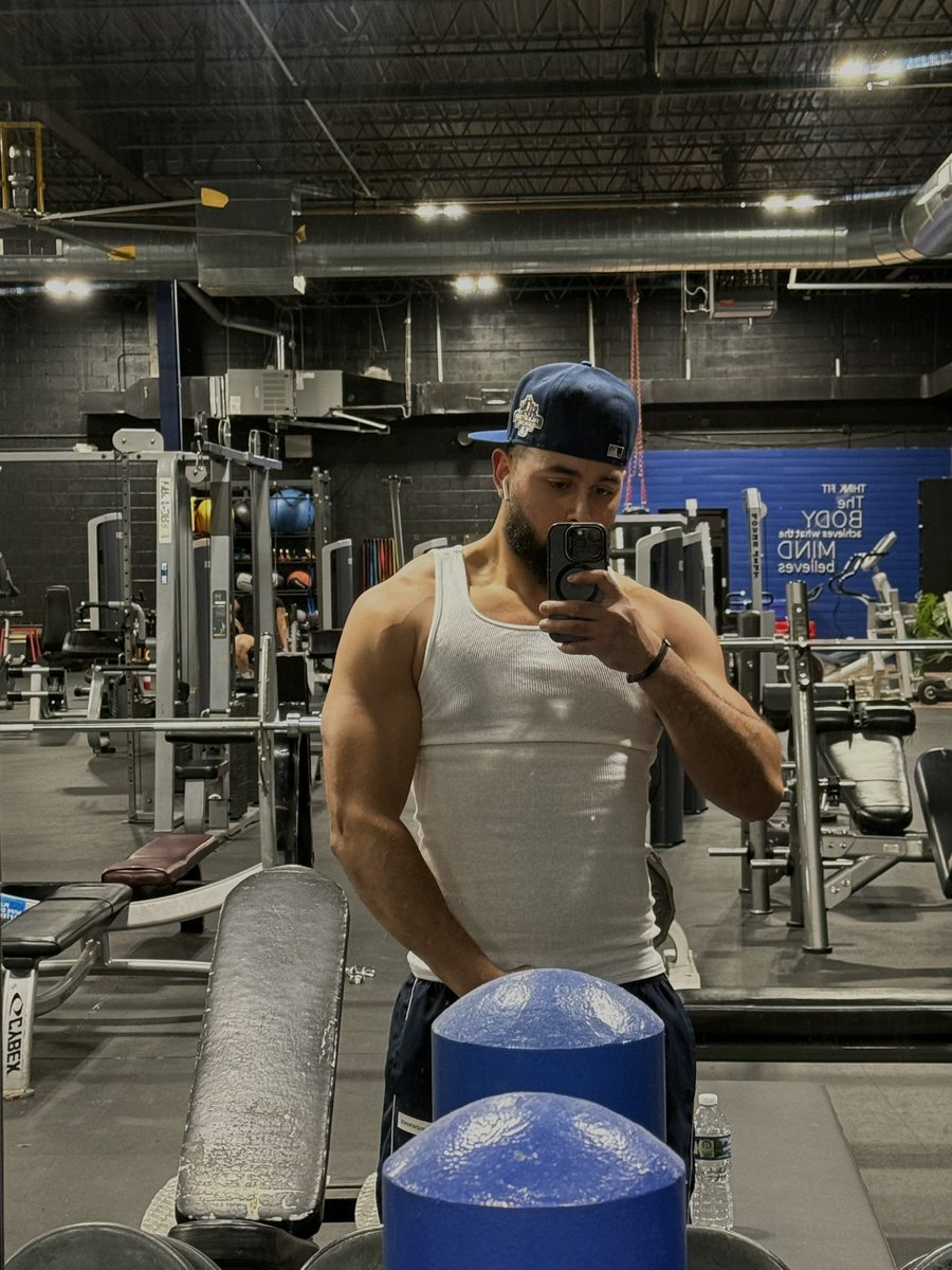 CantForgetAnt's tweet photo. Alexa play hustler’s ambition by 50 cent https://t.co/rUxVutfqf3