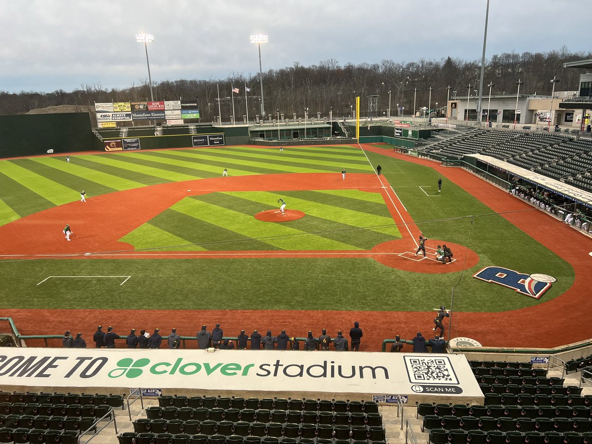 TUtiger13's tweet photo. Division I baseball in a minor league ballpark:

Quinnipiac at Manhattan

#GoJaspers | #ManhattanProject 🟢⚪️ https://t.co/5or1yRLNHb