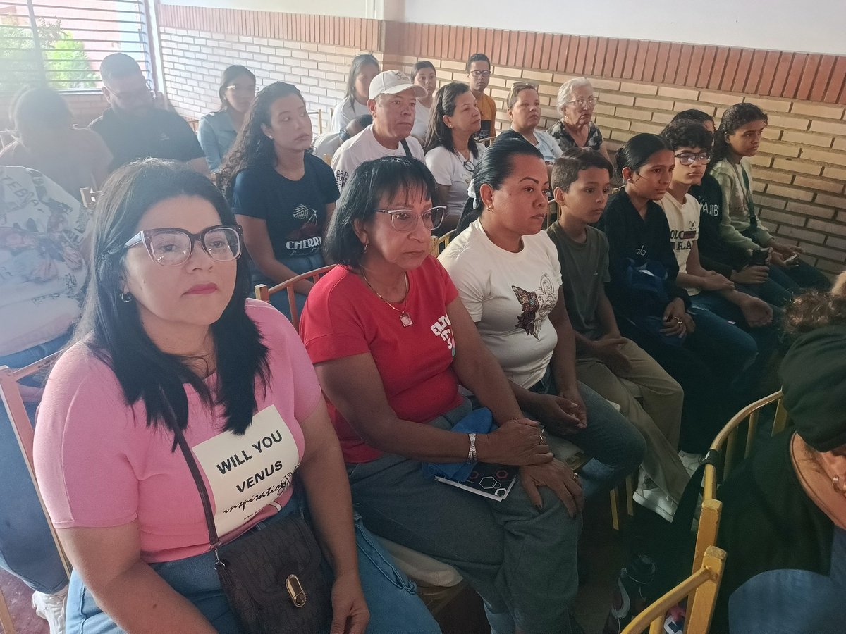 pfatimaplc's tweet photo. Hoy vivimos un Retiro de Cuaresma 2026 transformador en el Colegio Laura Vicuña de #PuertoLaCruz 🕊️.
Guiados por el Pbro. Carlos Salazar, recordamos que la conversión no es opcional: es dejar de ser iguales para luchar por la gracia de Dios. ¡Menos pecado, más vida!✨#Conversión https://t.co/wQtgJcw44r