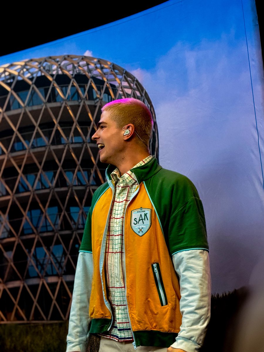 raph is seeing ariana tweet media