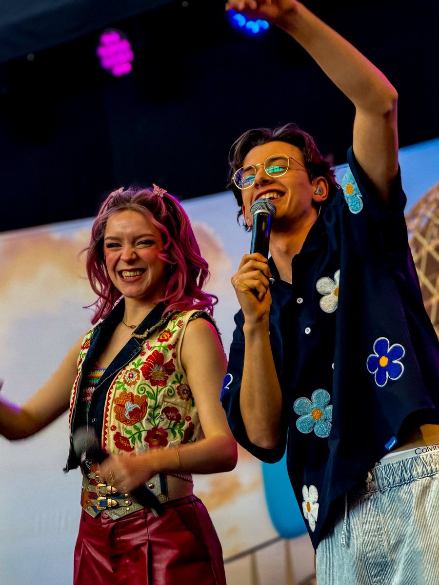 raph is seeing ariana tweet media