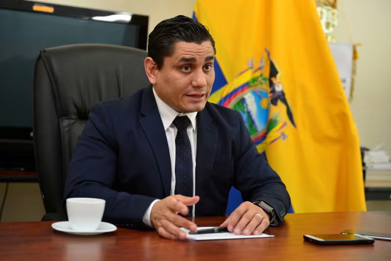 "No tiene nada que ver la autonomía (de las instituciones deportivas). Ningún dirigente deportivo en este país puede reelegirse más de dos periodos. En este caso, si el presidente (Francisco) Egas tiene 4+4, no se sobrentiende... es tácito (que no puede optar por otra