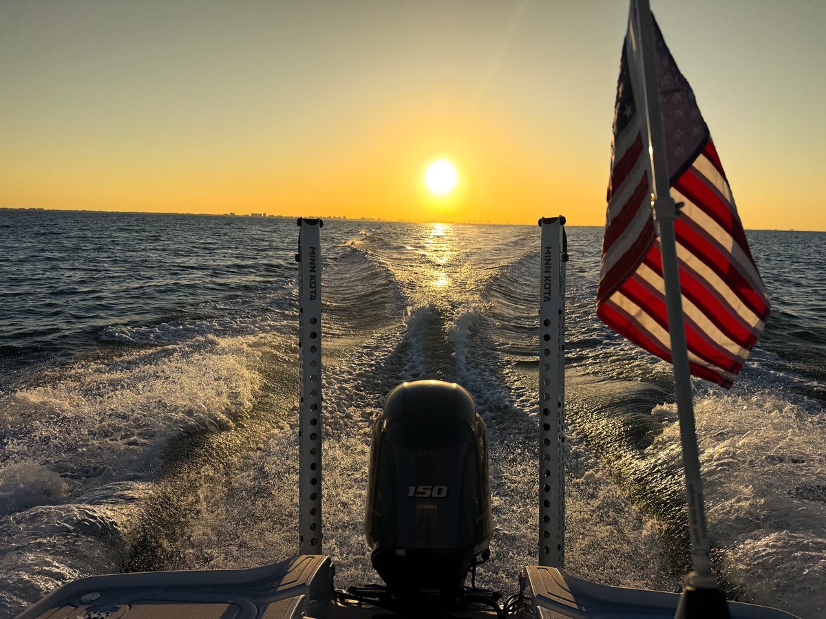 Rees71's tweet photo. Opinion: There is no better way to enjoy a sunrise.  Convince me otherwise.  #FortMyers off the stern, #Sanibel off the starboard rail.  #heaven #florida #GulfOfAmerica https://t.co/hQ6O01vgTj